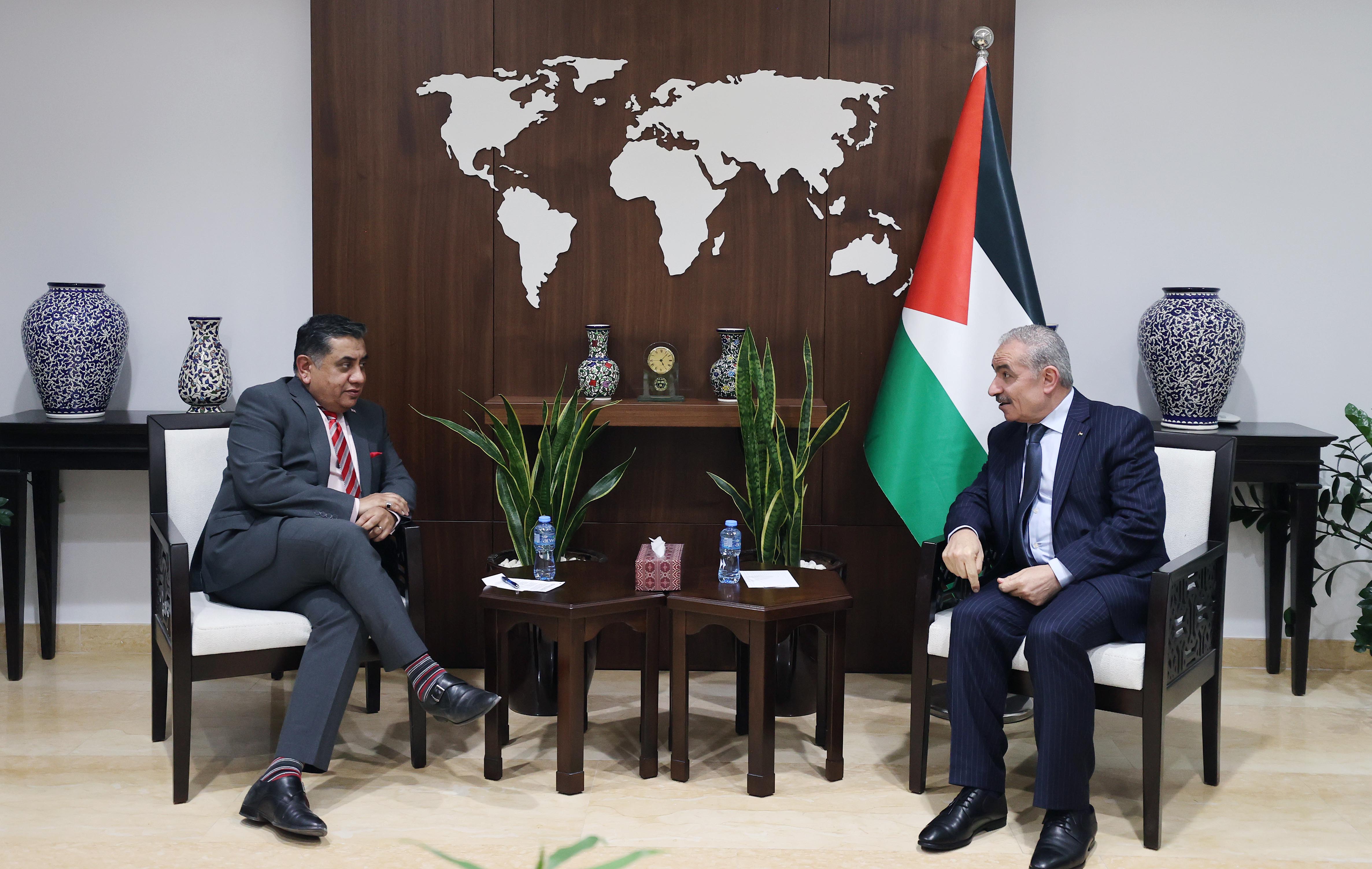 اشتية خلال لقائه وزير شؤون الشرق الأوسط وشمال إفريقيا البريطاني لورد طارق أحمد